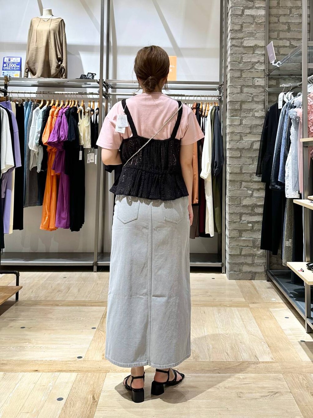 ブラック系のキャミソール、ブラック系のサンダル、ピンク系のTシャツ/カットソーを着用したレディースの春コーディネートの3枚目の写真