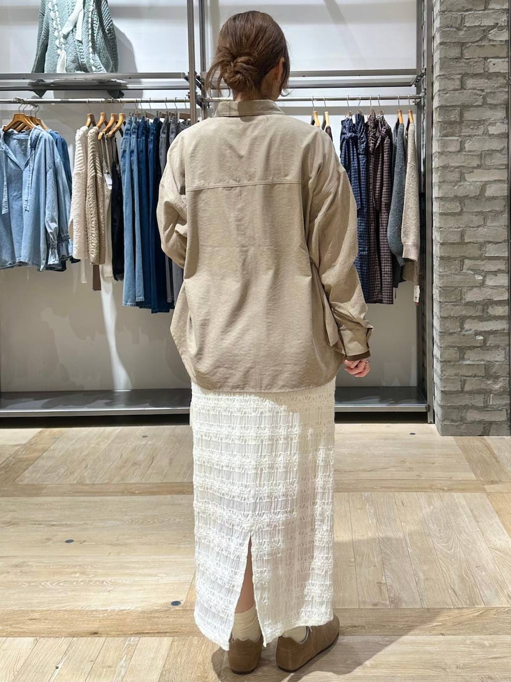 ホワイト系のスカート、ベージュ系のシャツ/ブラウス、ホワイト系のボストンバッグを着用したレディースの冬コーディネートの3枚目の写真