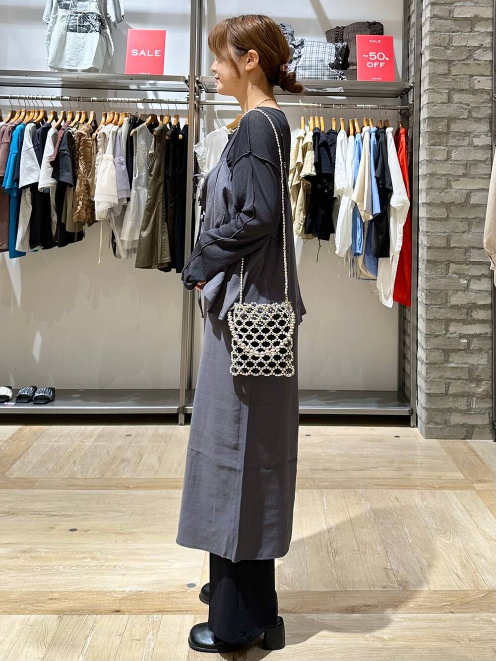 シルバー系のショルダーバッグ、ブラック系のその他パンツ、ブラック系のその他シューズを着用したレディースの夏コーディネートの3枚目の写真