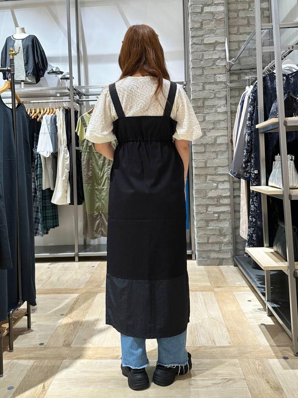 ホワイト系のTシャツ/カットソー、ブルー系のデニムパンツ、ブラック系のサンダルを着用したレディースの夏コーディネートの4枚目の写真