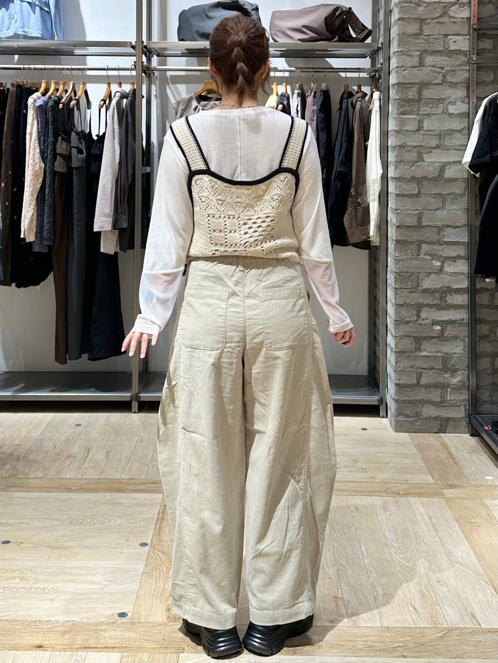 ブラック系のローファー、ベージュ系のその他パンツ、ホワイト系のその他トップスを着用したレディースの秋コーディネートの3枚目の写真