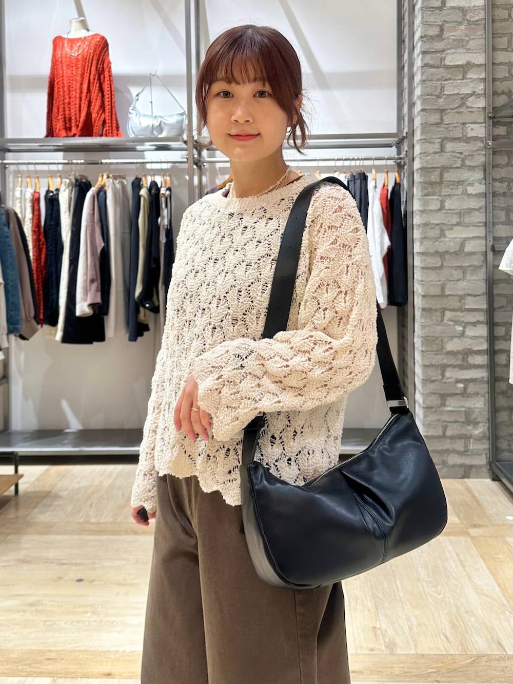 グリーン系のその他パンツ、ブラック系のショルダーバッグ、ホワイト系のパンプスを着用したレディースの春コーディネートの4枚目の写真