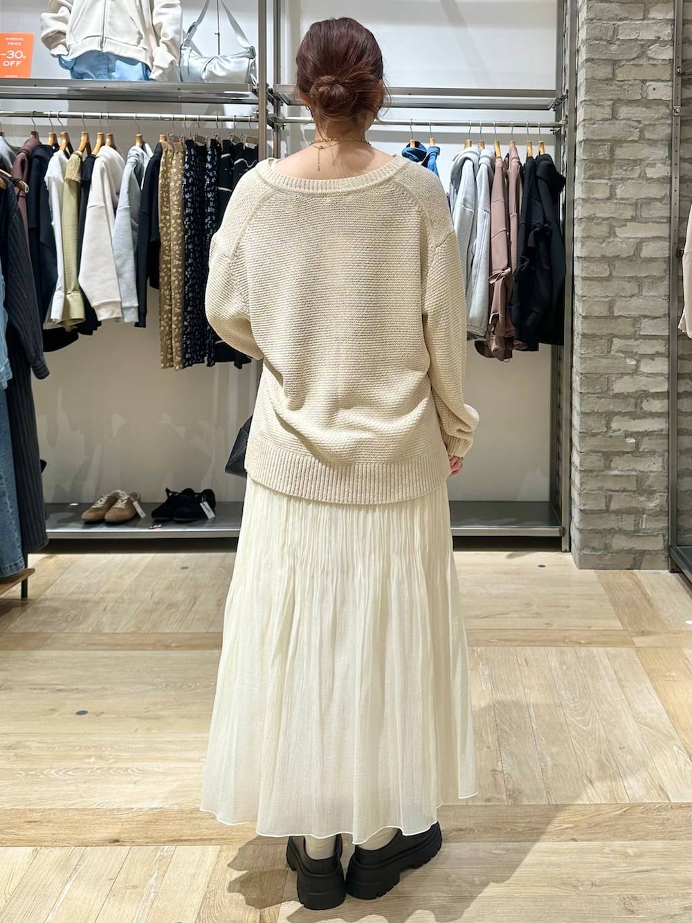 ブラック系のボストンバッグ、ブラック系のその他シューズ、ホワイト系のスカートを着用したレディースの春コーディネートの3枚目の写真