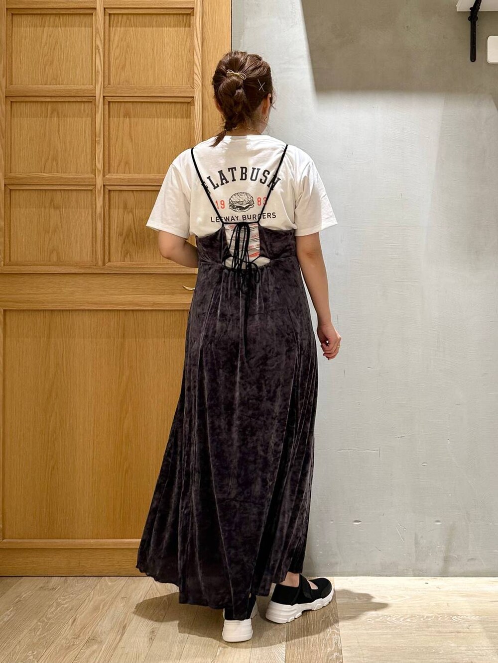 ホワイト系のTシャツ/カットソー、ブラック系のワンピース、ゴールド系のピアス（両耳用）を着用したレディースの夏コーディネートの3枚目の写真