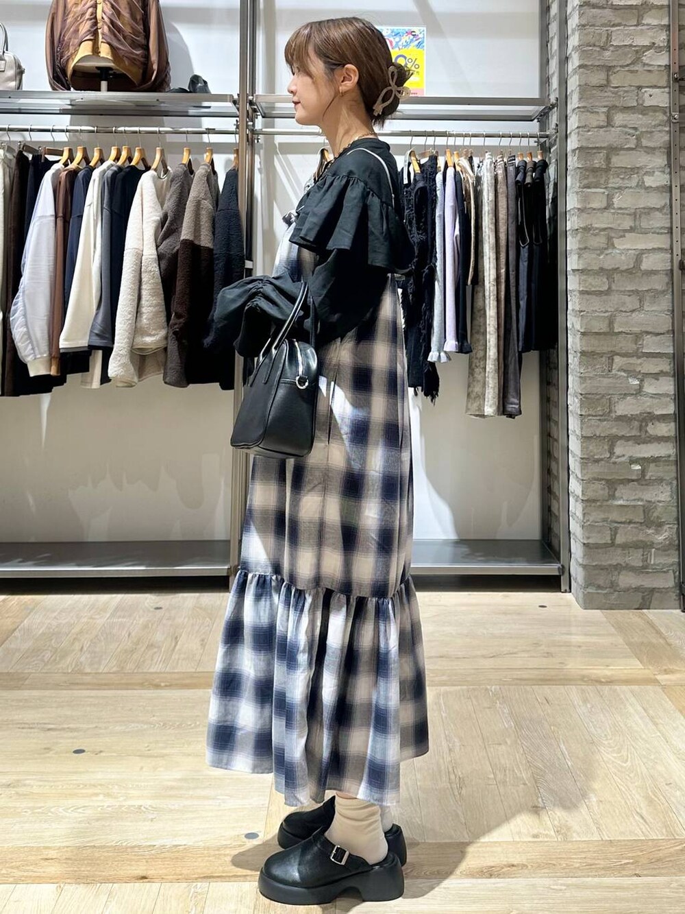 ブラック系のサンダル、ブラック系のボストンバッグ、ブルー系のマタニティウェア/グッズを着用したレディースの秋コーディネートの2枚目の写真