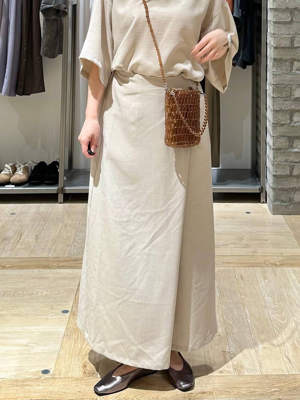 その他のパンプス、ベージュ系のスカート、ベージュ系のシャツ/ブラウスを着用したレディースの春コーディネートの5枚目の写真