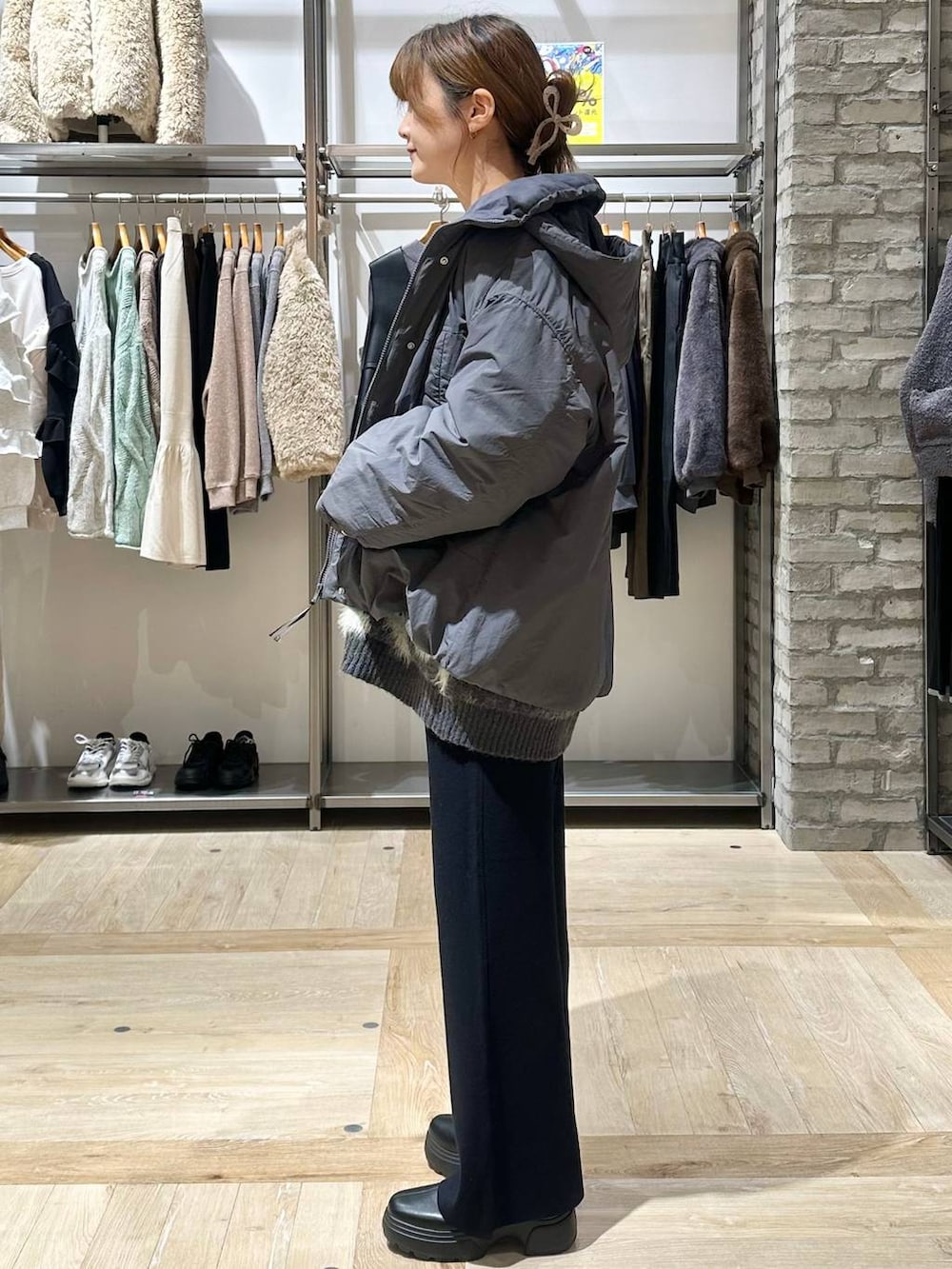 グレー系のその他アウター、ブラック系のその他パンツ、ブラック系のショルダーバッグを着用したレディースの秋コーディネートの2枚目の写真