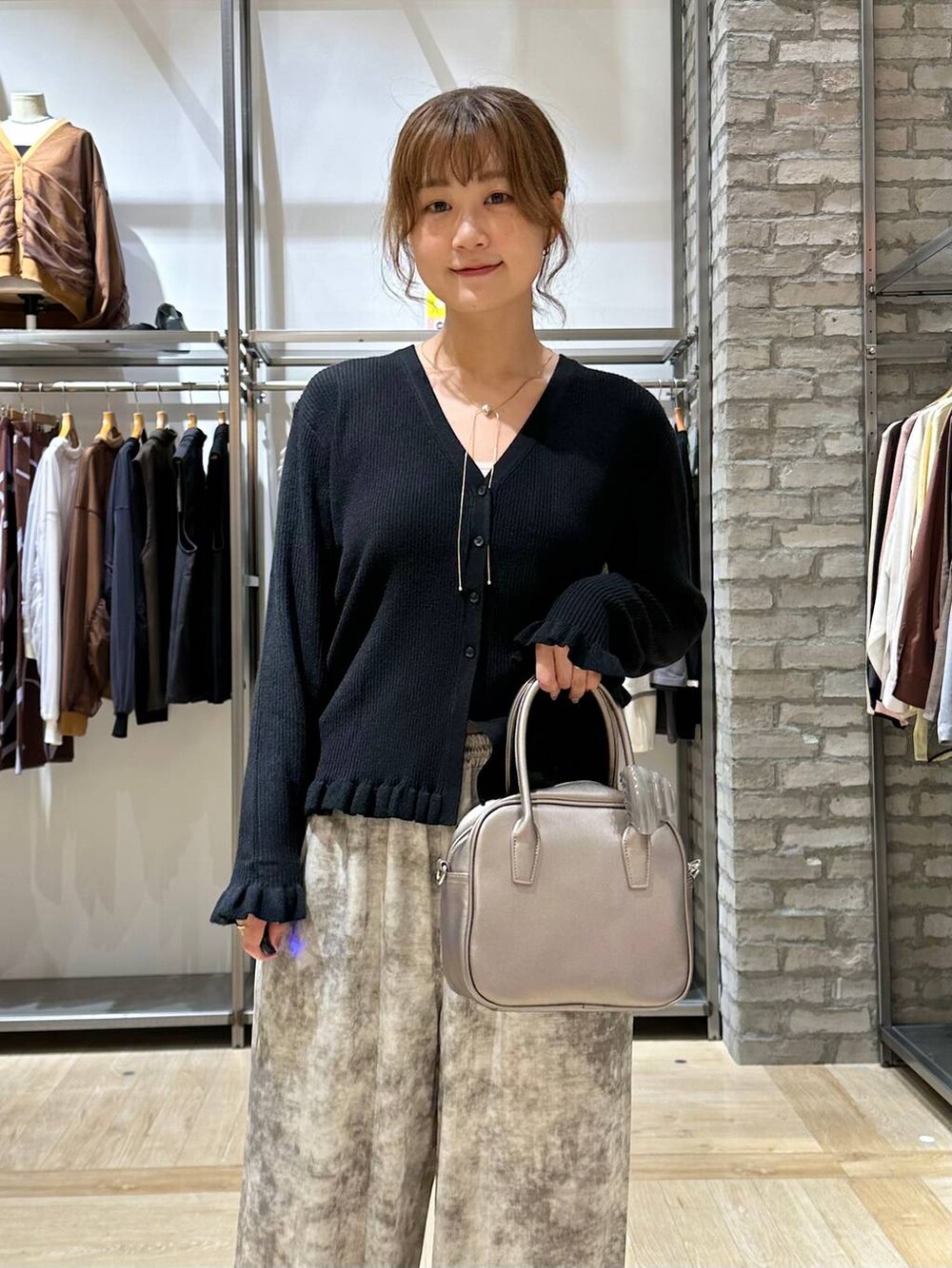 ブラック系のサンダル、ホワイト系のその他パンツ、その他のボストンバッグを着用したレディースの秋コーディネートの5枚目の写真