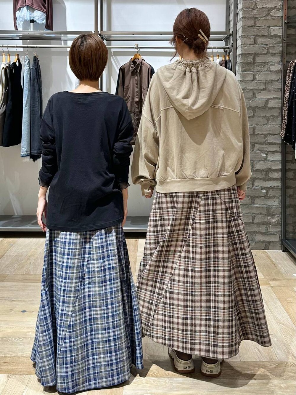 ブルー系のスカート、ブラウン系のスカート、ベージュ系のパーカーを着用したレディースの秋コーディネートの3枚目の写真