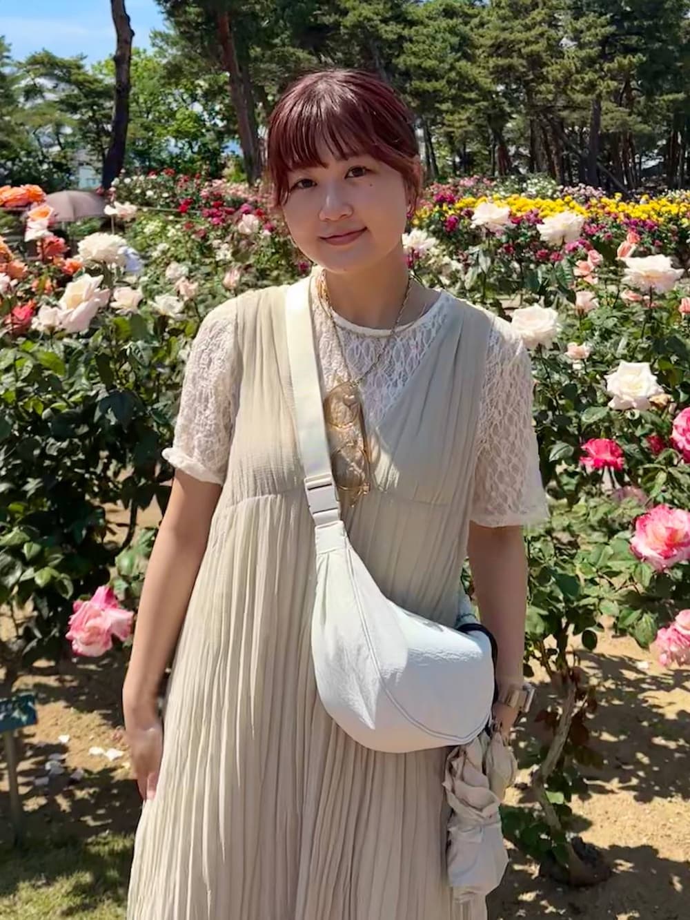 ホワイト系のTシャツ/カットソーを着用したレディースの夏コーディネートの2枚目の写真