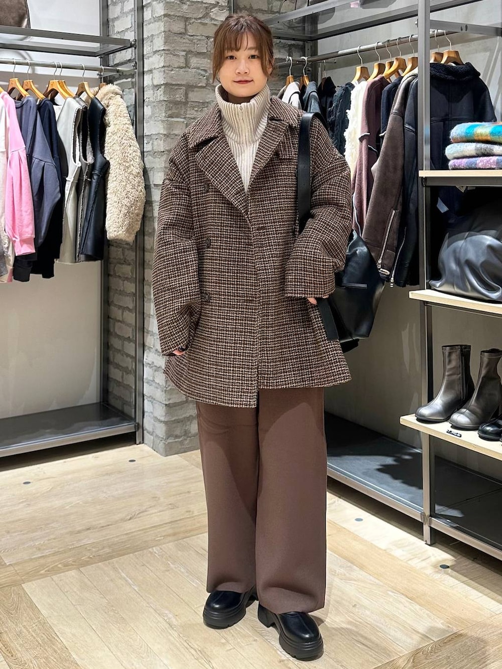 ホワイト系のカーディガン/ボレロ、ブラウン系のその他パンツ、ブラック系のショルダーバッグを着用したレディースの秋コーディネートの5枚目の写真