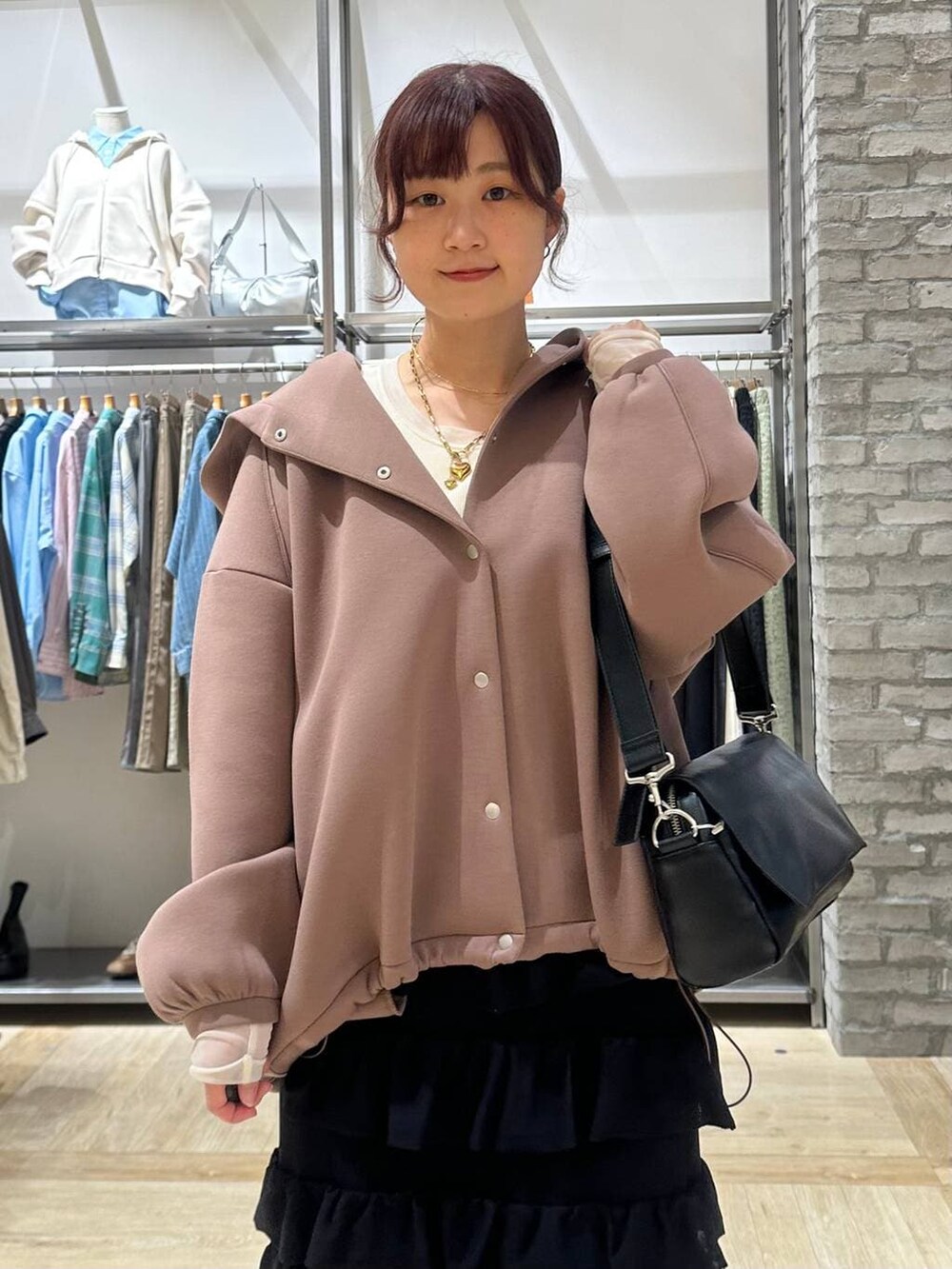 ブラック系のショルダーバッグ、ホワイト系のTシャツ/カットソー、ブラック系のその他シューズを着用したレディースの春コーディネートの4枚目の写真