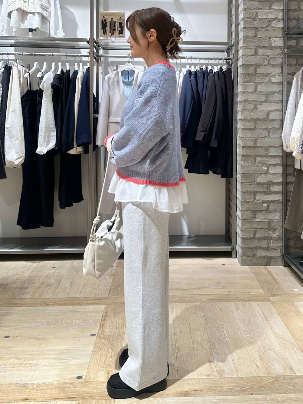 ブラック系のその他アウター、ホワイト系のTシャツ/カットソー、グレー系のショルダーバッグを着用したレディースの冬コーディネートの6枚目の写真