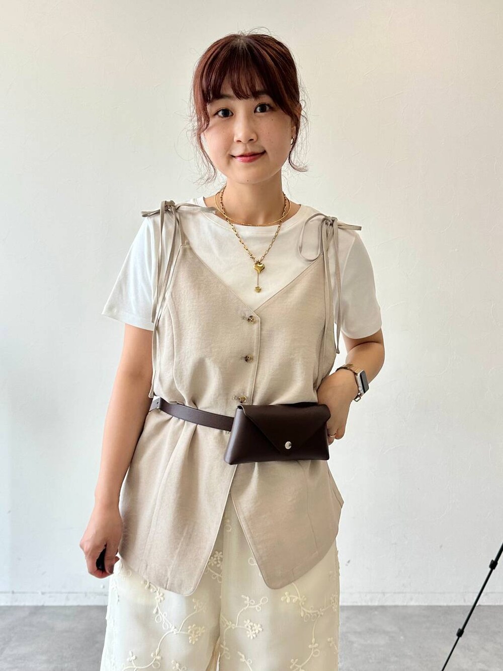 ホワイト系のTシャツ/カットソー、ホワイト系のその他パンツ、ベージュ系のキャミソールを着用したレディースの春コーディネートの4枚目の写真