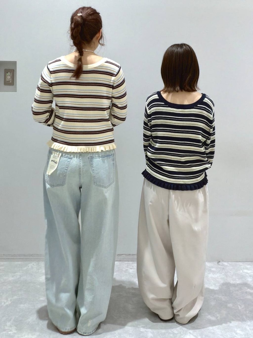 ブラウン系のその他パンツ、ホワイト系のショルダーバッグ、ブルー系のデニムパンツを着用したレディースの春コーディネートの3枚目の写真