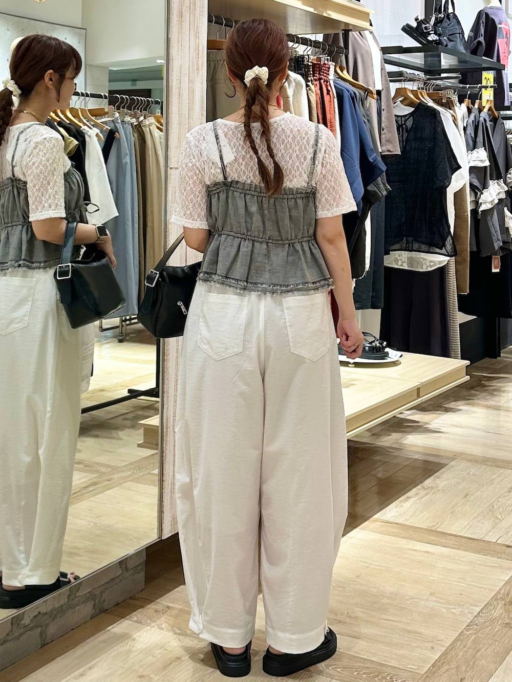 ブラック系のサンダル、ホワイト系のその他パンツ、ブラック系のショルダーバッグを着用したレディースの春コーディネートの3枚目の写真