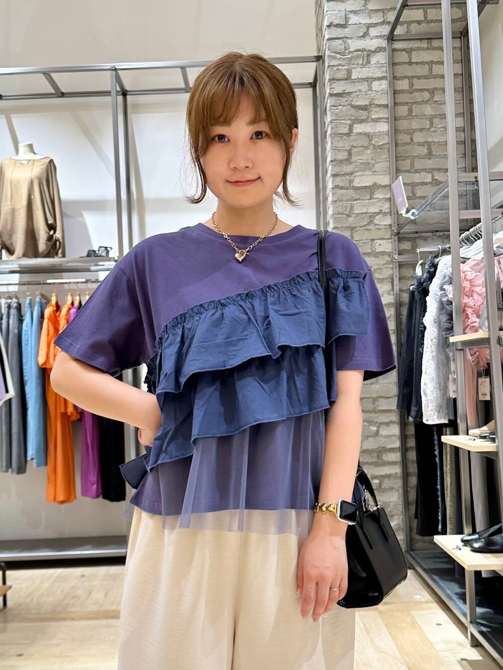 シルバー系のサンダル、ホワイト系のその他パンツ、ブラック系のショルダーバッグを着用したレディースの春コーディネートの4枚目の写真