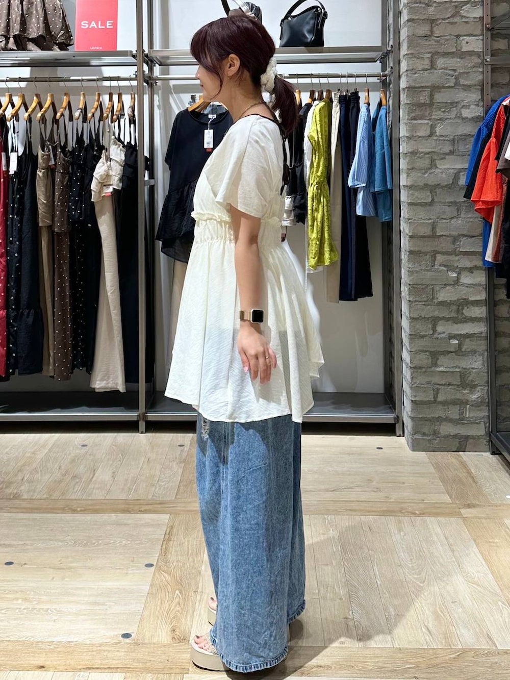 ブルー系のデニムパンツ、ホワイト系のその他トップス、ホワイト系のTシャツ/カットソーを着用したレディースの夏コーディネートの2枚目の写真