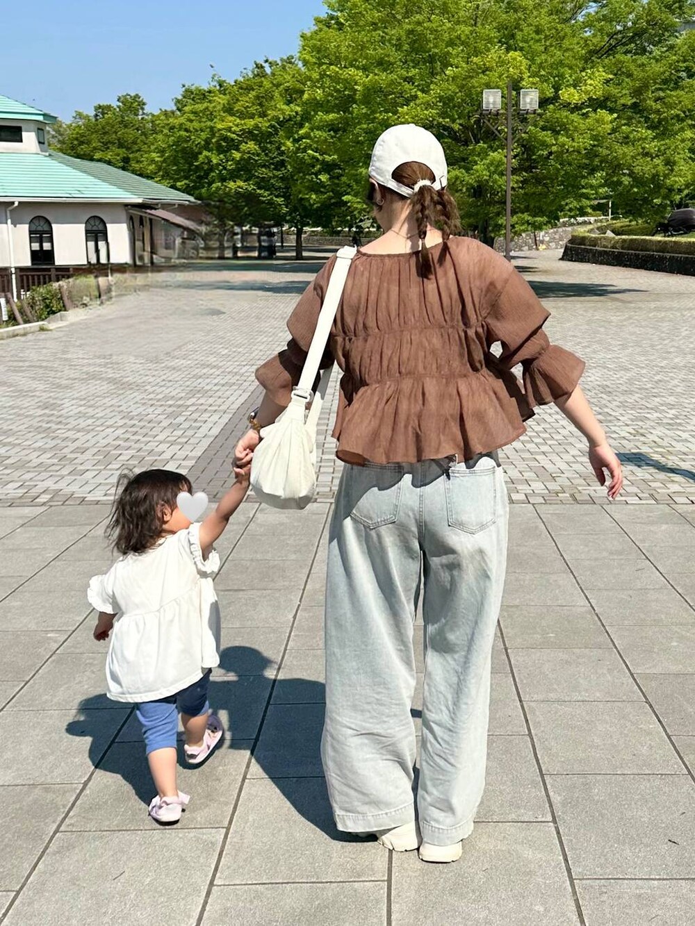 ブラウン系のシャツ/ブラウス、ブルー系のデニムパンツを着用したレディースの春コーディネートの4枚目の写真