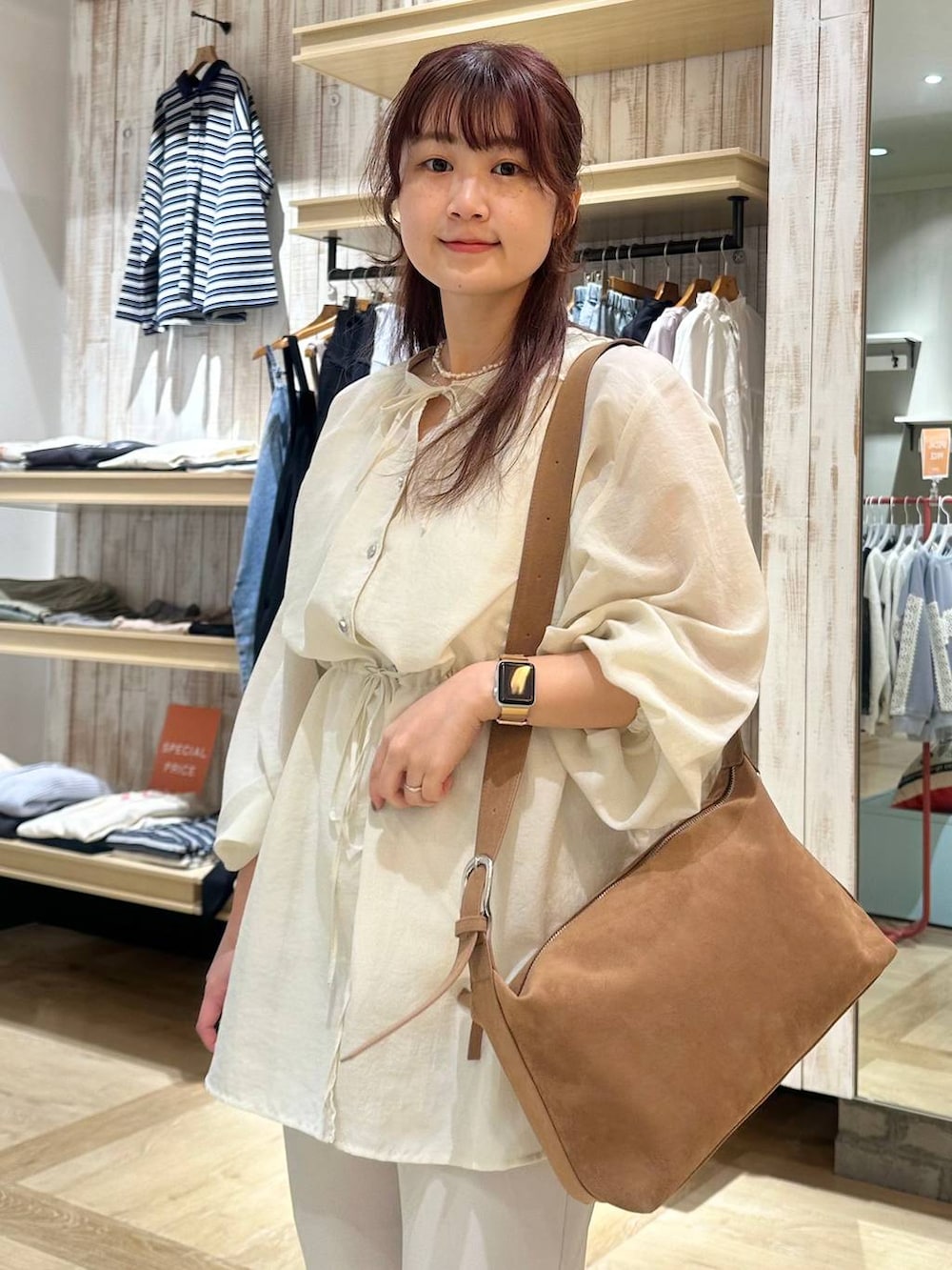 ブラウン系のショルダーバッグ、ホワイト系のシャツ/ブラウス、ホワイト系のその他パンツを着用したレディースの春コーディネートの3枚目の写真