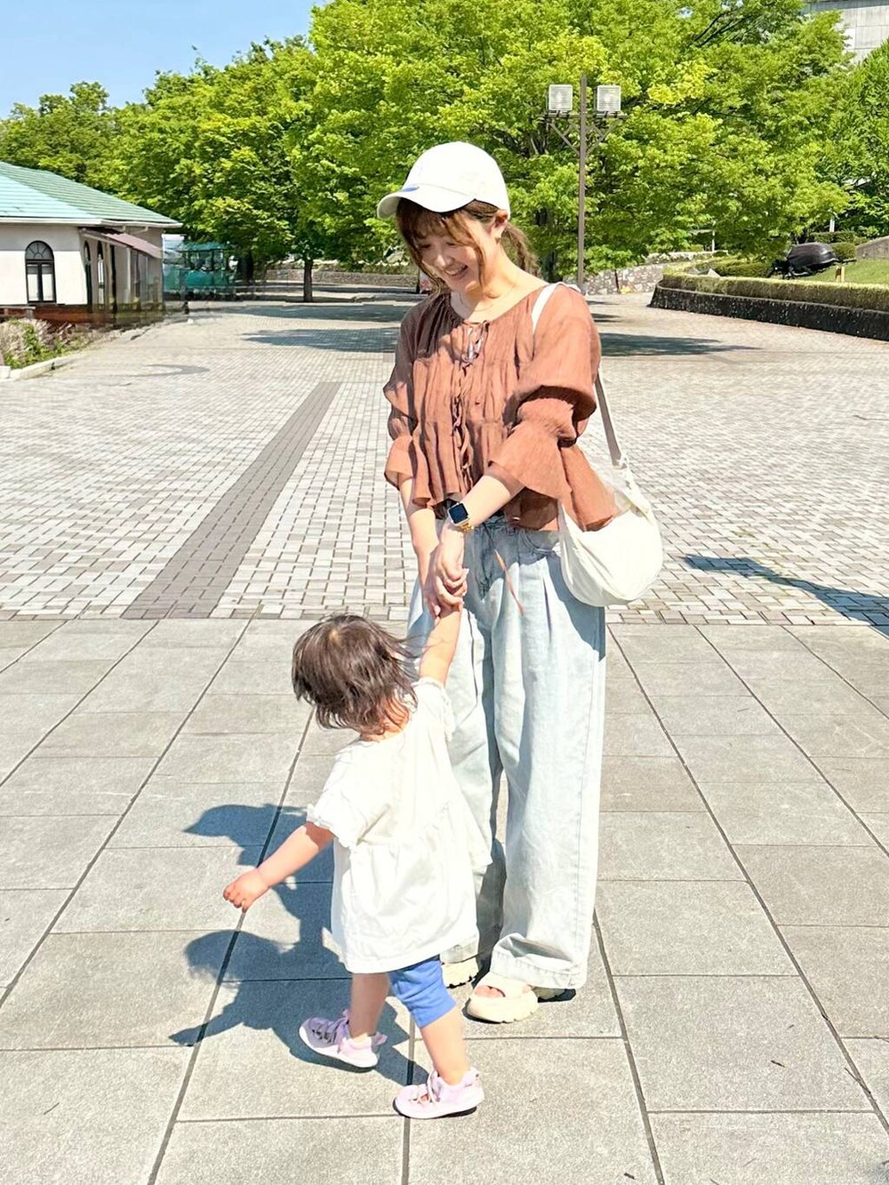 ブラウン系のシャツ/ブラウス、ブルー系のデニムパンツを着用したレディースの春コーディネートの3枚目の写真