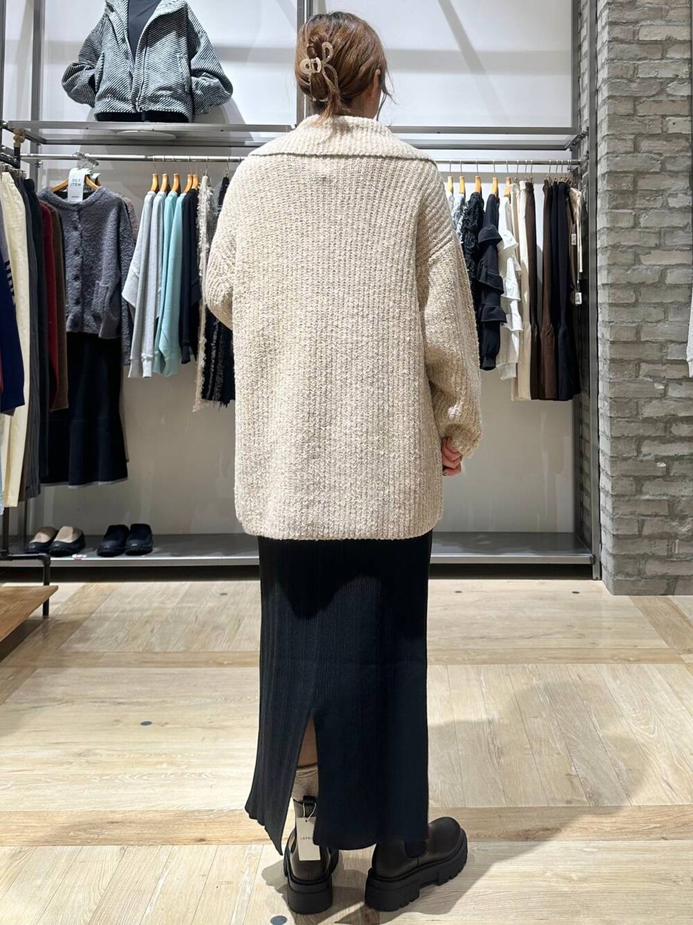 ブラウン系のブーツ、ホワイト系のTシャツ/カットソー、ブラック系のショルダーバッグを着用したレディースの秋コーディネートの4枚目の写真