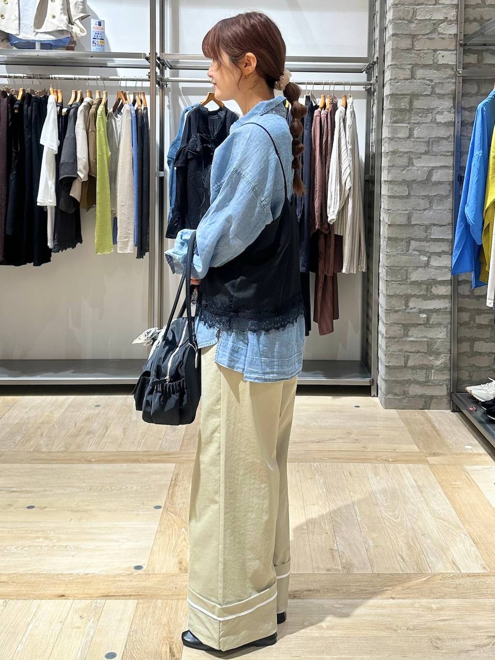 ベージュ系のその他パンツ、ブラック系のパンプス、ブルー系のシャツ/ブラウスを着用したレディースの春コーディネートの2枚目の写真