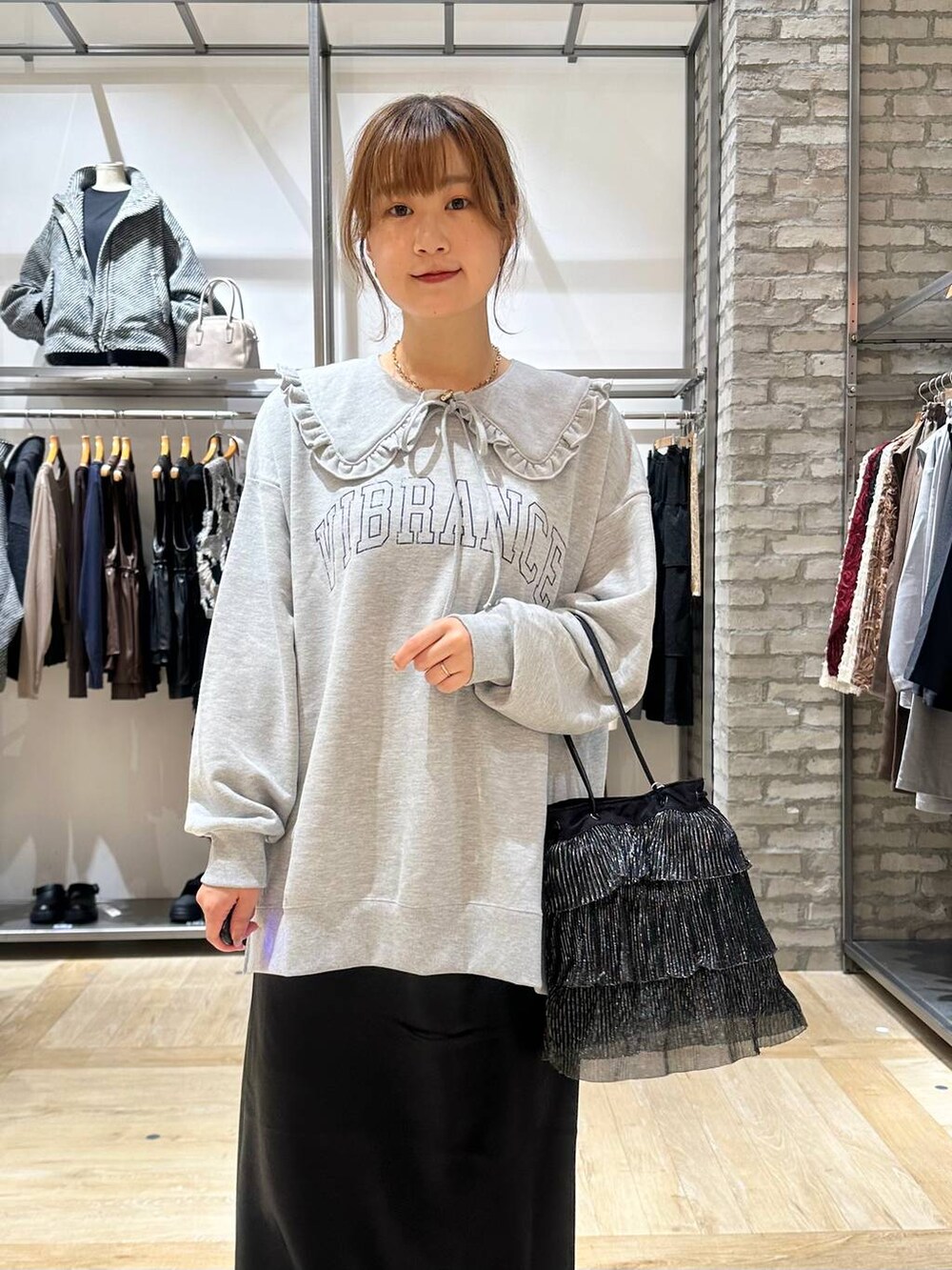 ブラック系のスニーカー、ブラック系のショルダーバッグ、ブラック系のマタニティウェア/グッズを着用したレディースの秋コーディネートの4枚目の写真