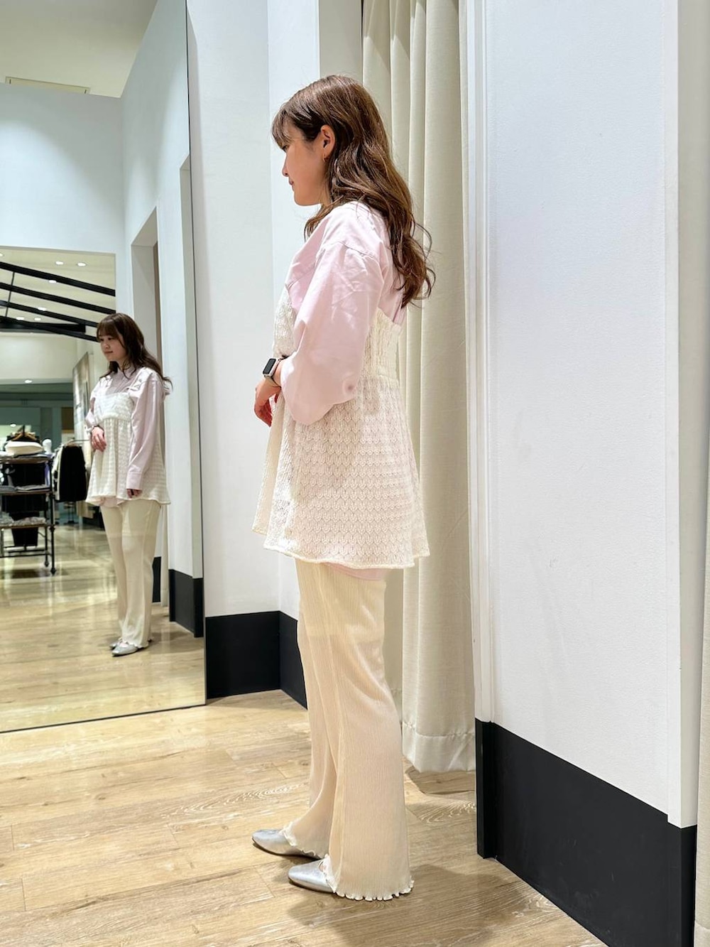 ブラック系のショルダーバッグ、ピンク系のシャツ/ブラウス、グレー系のパンプスを着用したレディースの春コーディネートの3枚目の写真