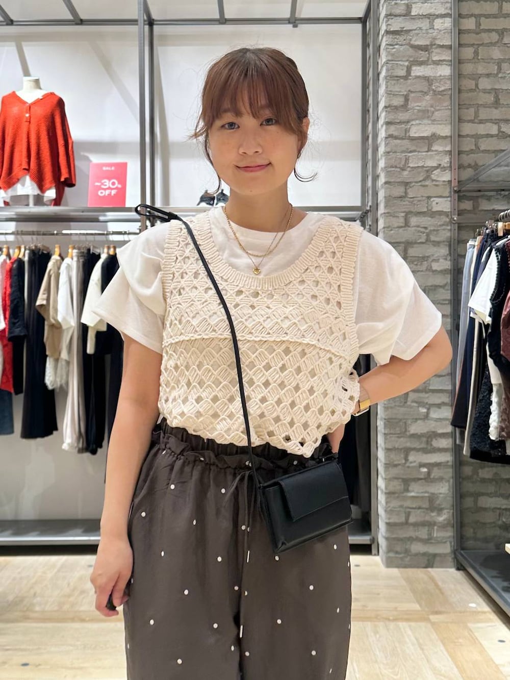 ブラック系のサンダル、ホワイト系のTシャツ/カットソー、ブラウン系のその他パンツを着用したレディースの夏コーディネートの4枚目の写真