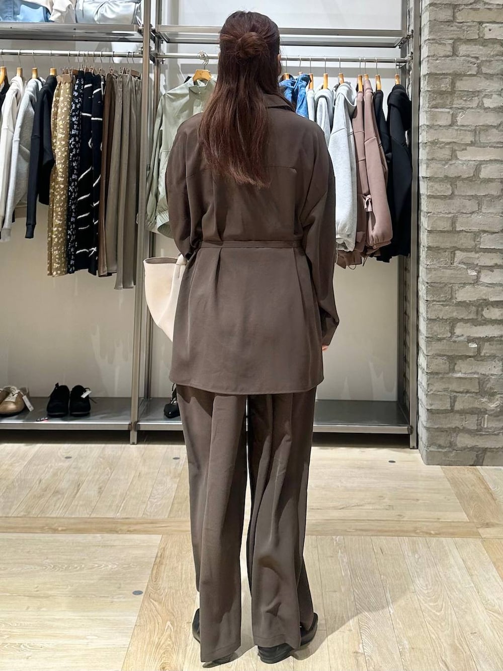 ブラウン系のその他パンツ、ブラウン系のシャツ/ブラウス、ホワイト系のトートバッグを着用したレディースの春コーディネートの3枚目の写真