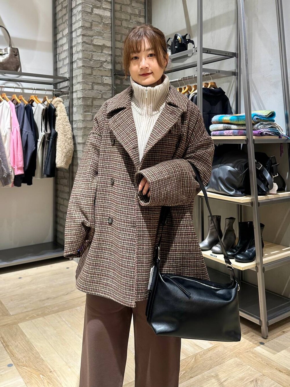 ホワイト系のカーディガン/ボレロ、ブラウン系のその他パンツ、ブラック系のショルダーバッグを着用したレディースの秋コーディネートの4枚目の写真