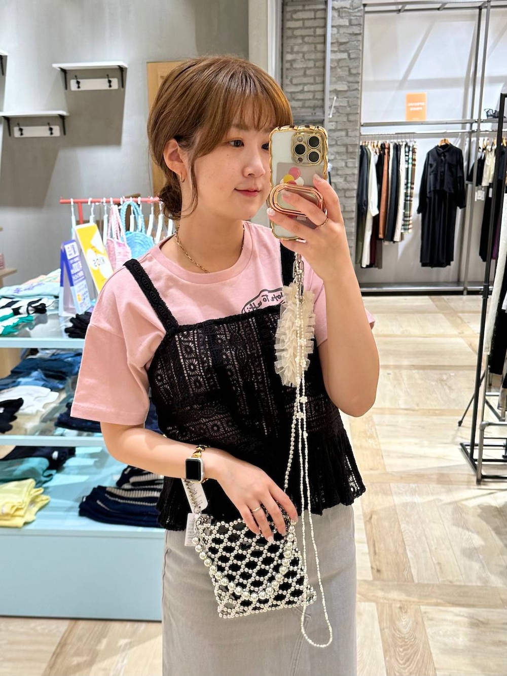 ブラック系のキャミソール、ブラック系のサンダル、ピンク系のTシャツ/カットソーを着用したレディースの春コーディネートの4枚目の写真