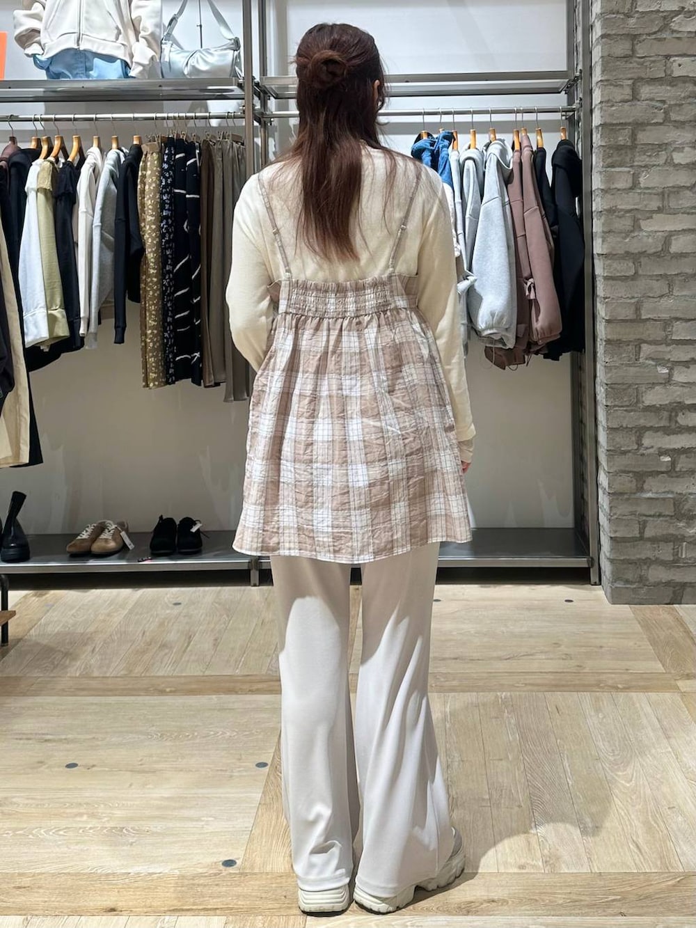 ホワイト系のTシャツ/カットソー、ベージュ系のキャミソール、ホワイト系のその他パンツを着用したレディースの春コーディネートの3枚目の写真