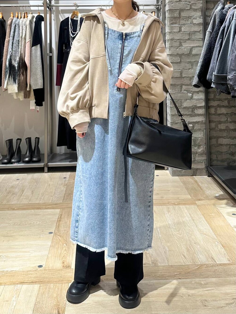 ブラック系のサンダル、ホワイト系のTシャツ/カットソー、ブラック系のショルダーバッグを着用したレディースの冬コーディネートの6枚目の写真