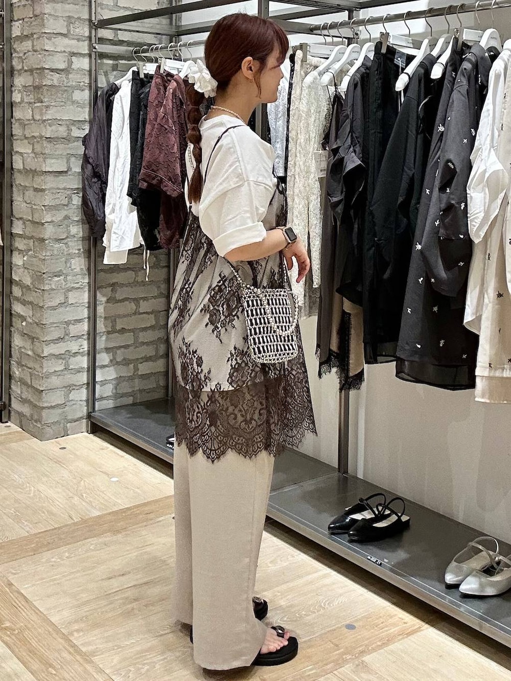 ベージュ系のその他パンツ、ブラック系のサンダル、シルバー系のショルダーバッグを着用したレディースの春コーディネートの2枚目の写真