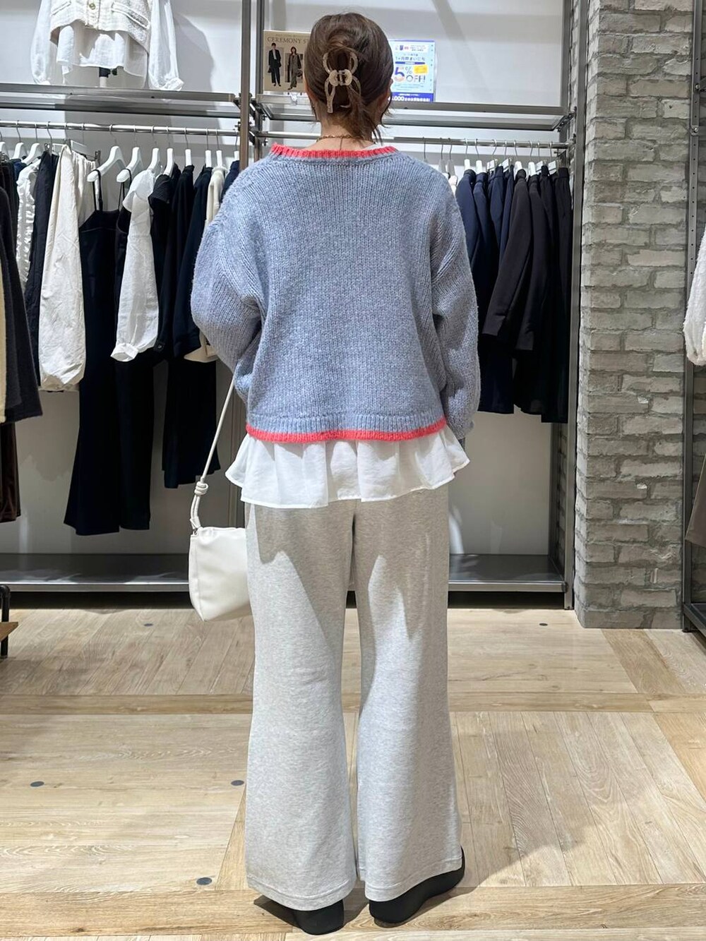 ブラック系のその他アウター、ホワイト系のTシャツ/カットソー、グレー系のショルダーバッグを着用したレディースの冬コーディネートの7枚目の写真