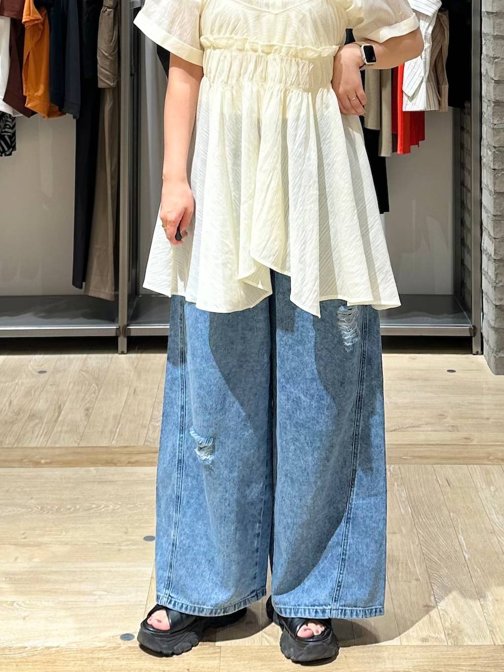 ブルー系のデニムパンツ、ホワイト系のその他トップスを着用したレディースの夏コーディネートの5枚目の写真