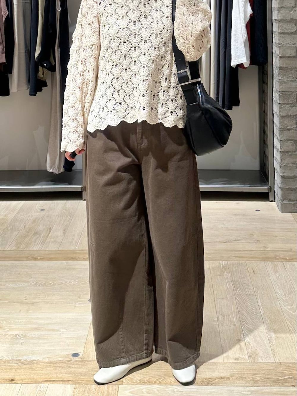 グリーン系のその他パンツ、ブラック系のショルダーバッグ、ホワイト系のパンプスを着用したレディースの春コーディネートの5枚目の写真