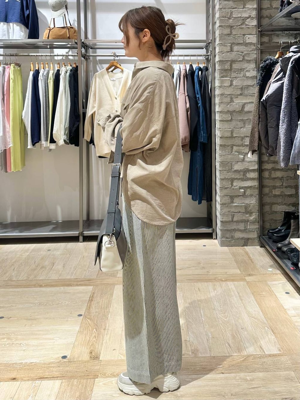 その他のショルダーバッグ、ベージュ系のシャツ/ブラウス、ホワイト系のその他パンツを着用したレディースの冬コーディネートの2枚目の写真