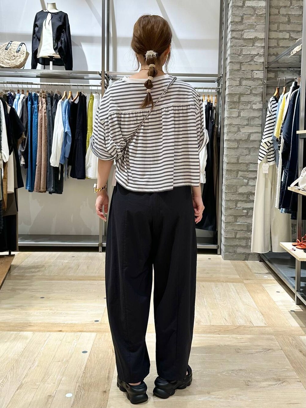 ホワイト系のTシャツ/カットソー、ブラック系のその他パンツ、その他のショルダーバッグを着用したレディースの夏コーディネートの3枚目の写真