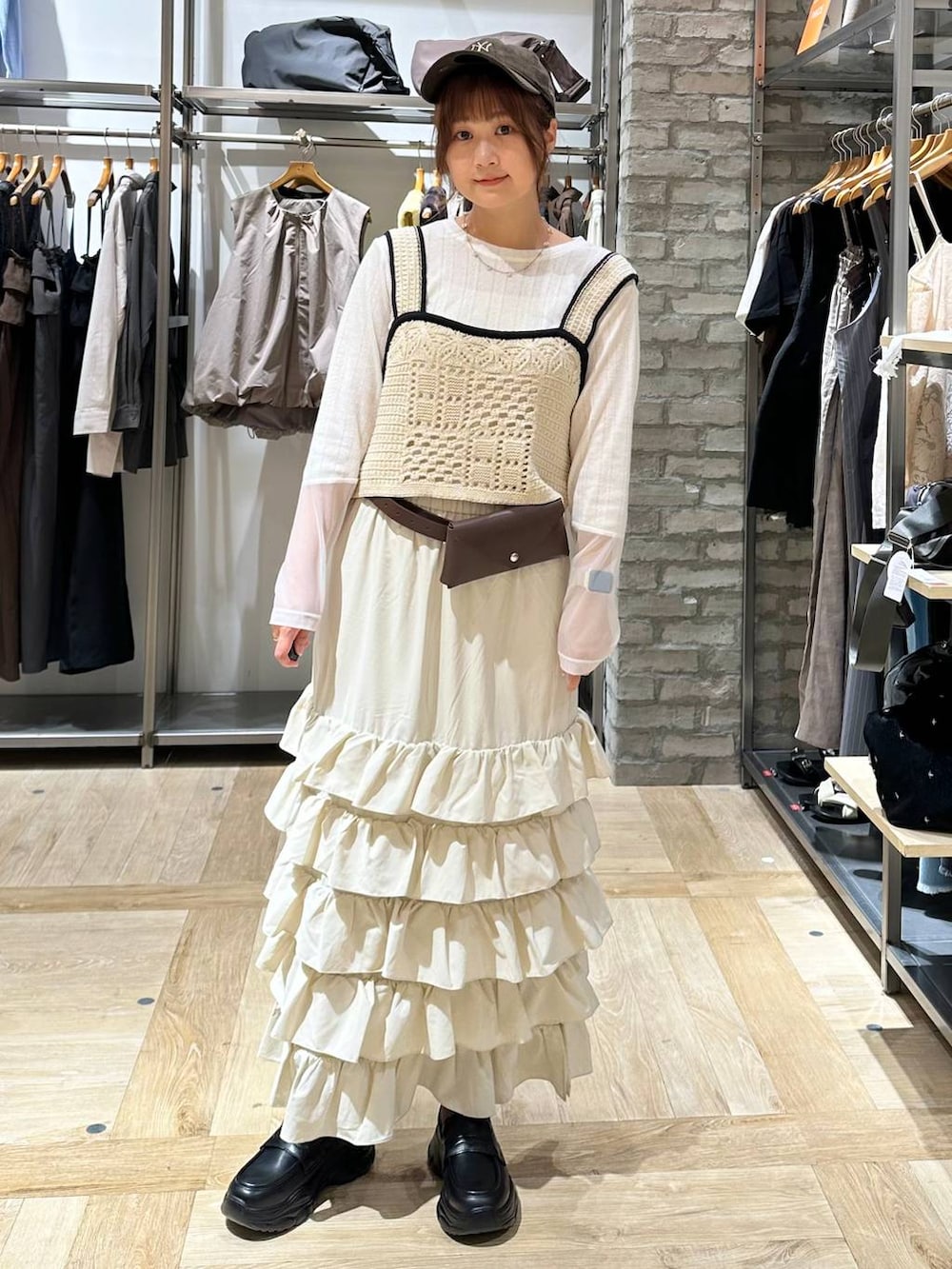ホワイト系のスカート、ホワイト系のその他トップス、ホワイト系のTシャツ/カットソーを着用したレディースの秋コーディネートの3枚目の写真