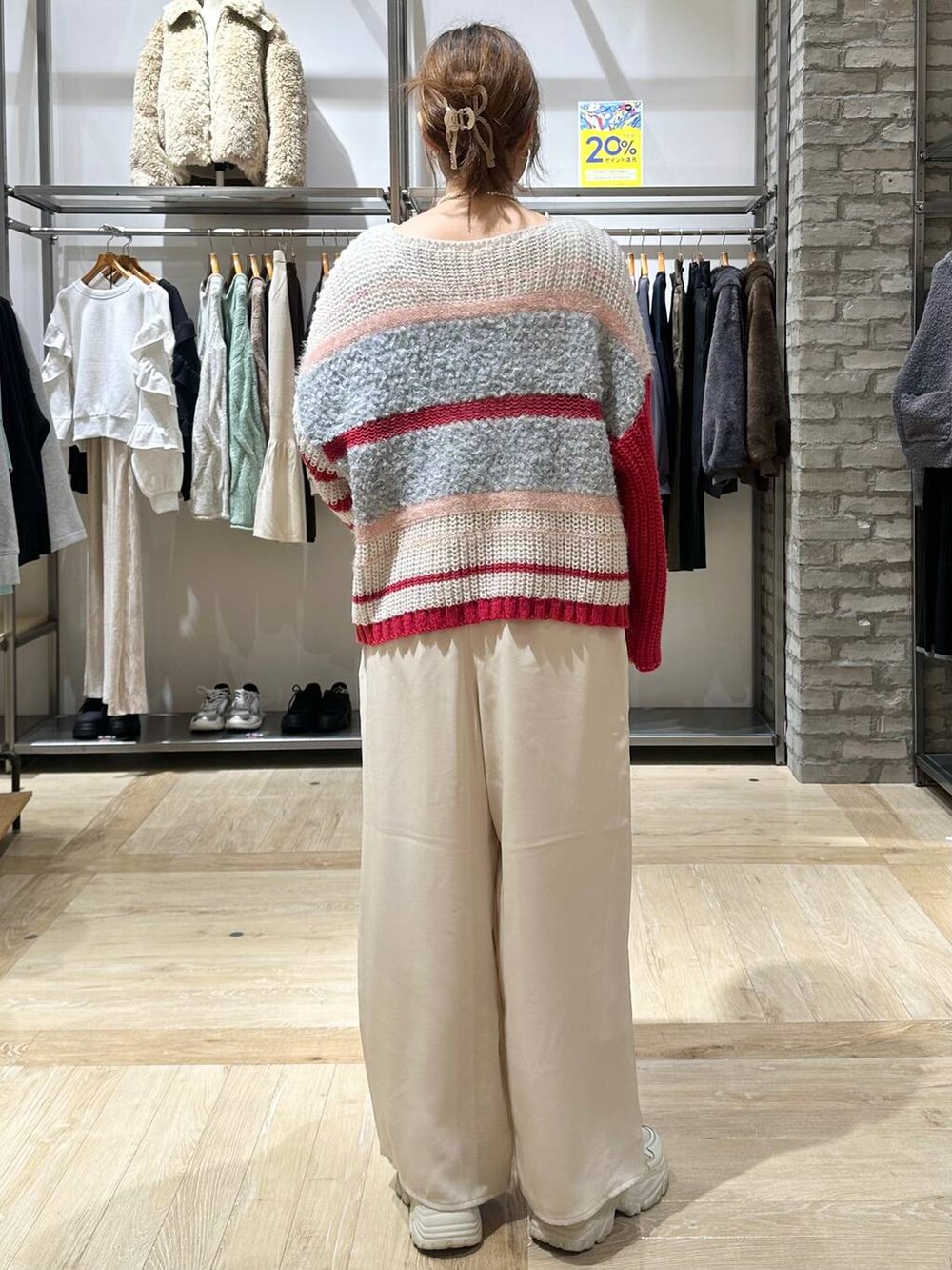 ベージュ系のその他アウター、ホワイト系のその他パンツ、ブラウン系のショルダーバッグを着用したレディースの秋コーディネートの3枚目の写真