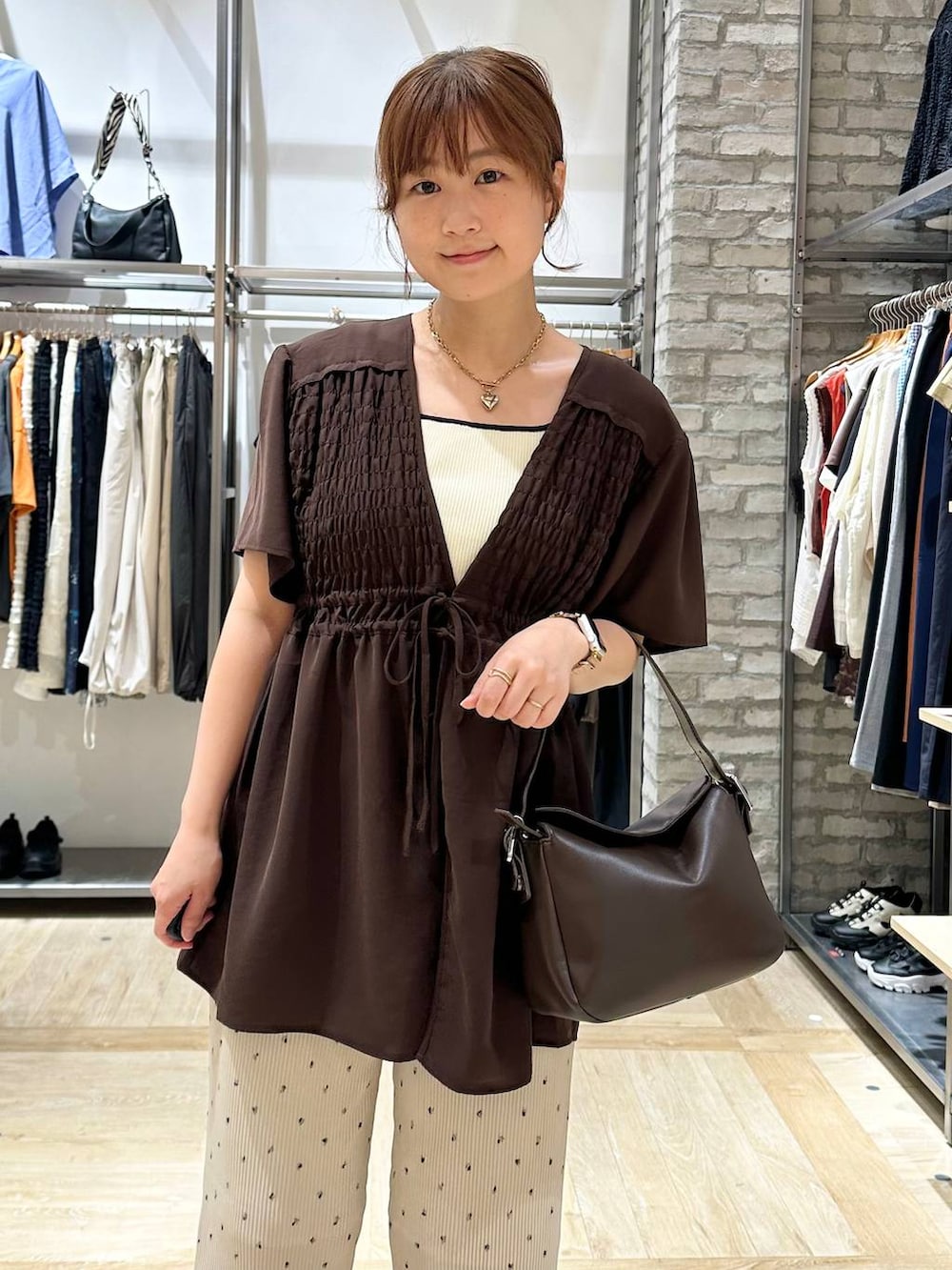 ベージュ系のその他パンツ、ブラウン系のシャツ/ブラウス、ブラウン系のショルダーバッグを着用したレディースの夏コーディネートの4枚目の写真