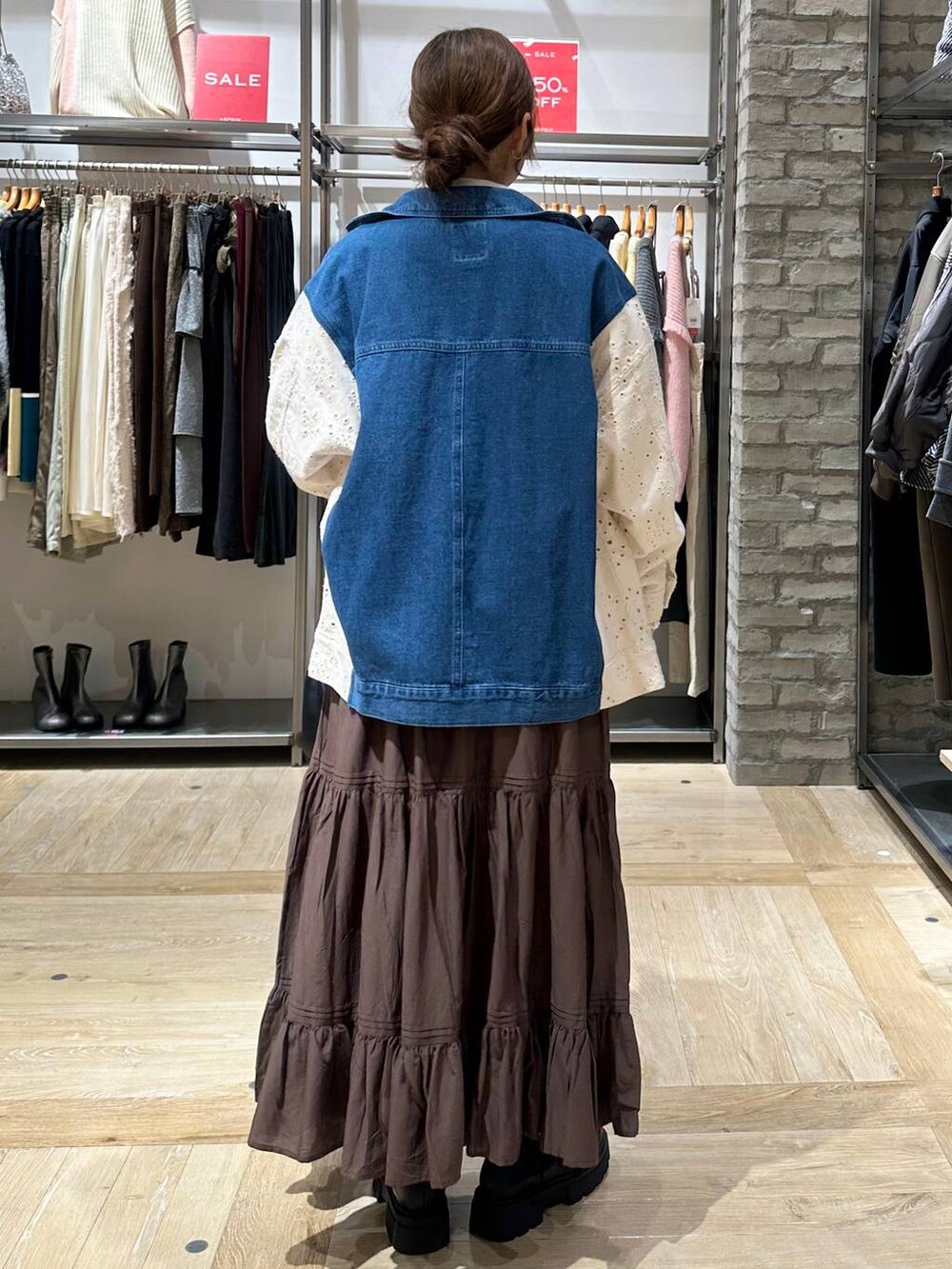 ブラック系のブーツ、ブラック系のショルダーバッグ、グレー系のTシャツ/カットソーを着用したレディースの冬コーディネートの3枚目の写真