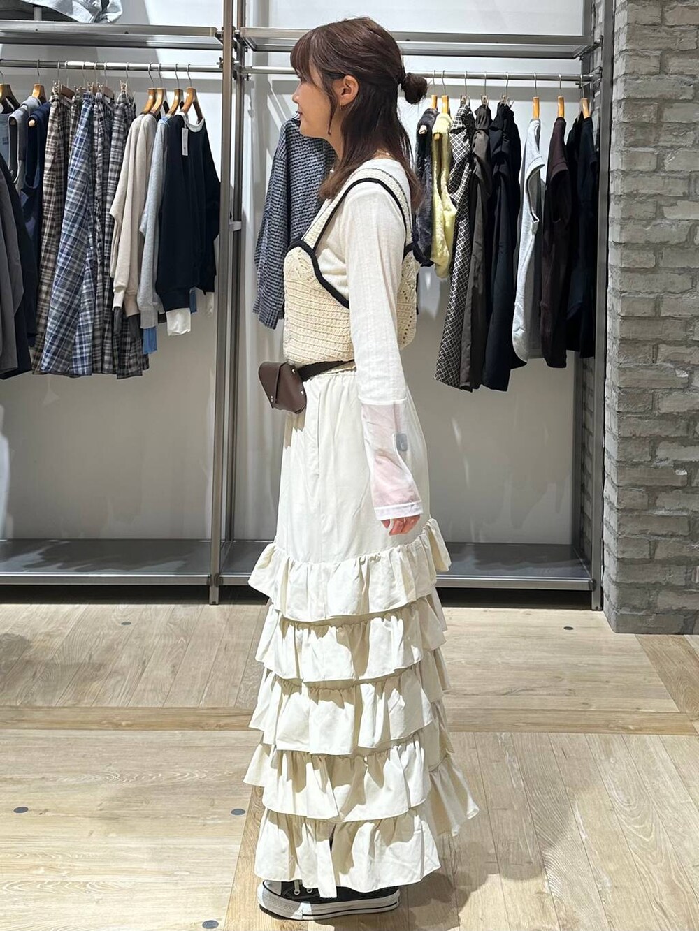 ホワイト系のスカート、ホワイト系のその他トップス、ホワイト系のTシャツ/カットソーを着用したレディースの秋コーディネートの2枚目の写真