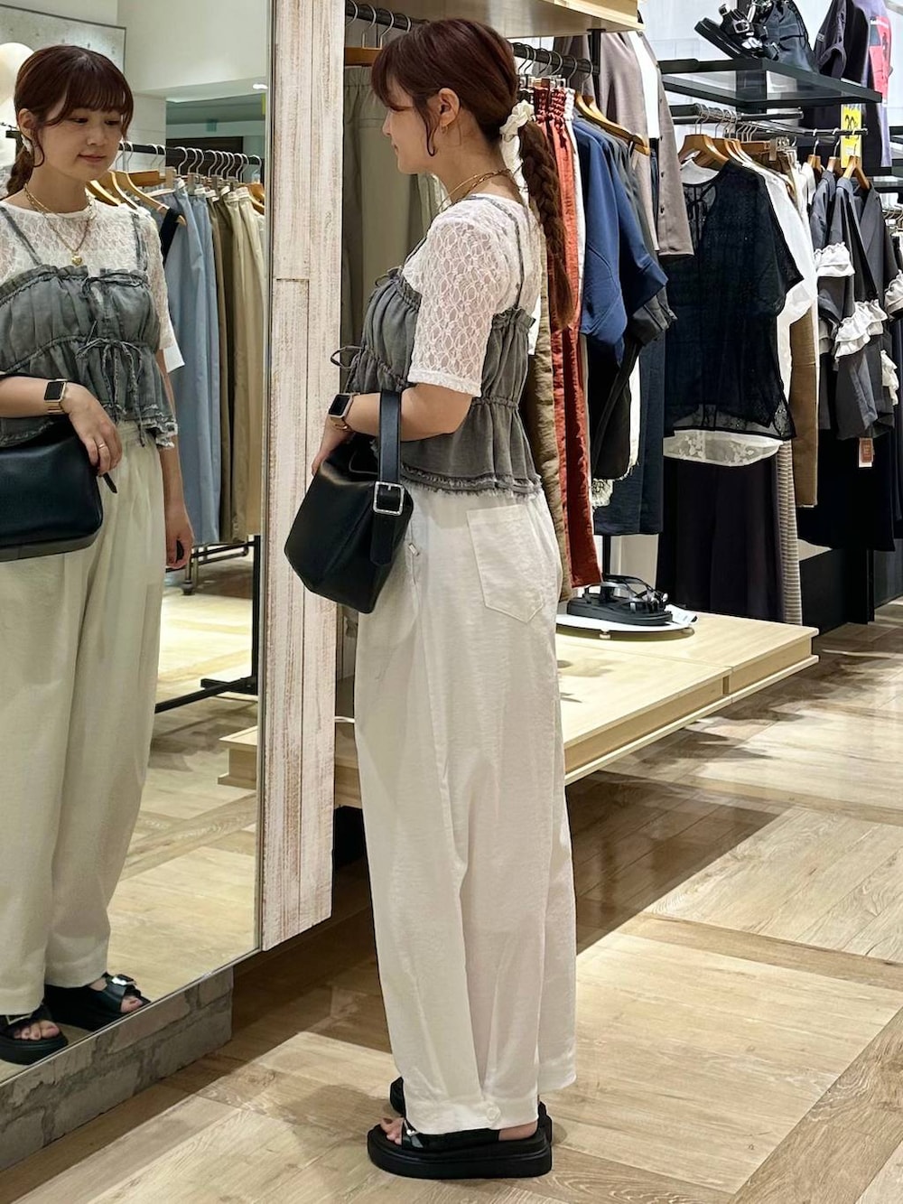 ブラック系のサンダル、ホワイト系のその他パンツ、ブラック系のショルダーバッグを着用したレディースの春コーディネートの2枚目の写真