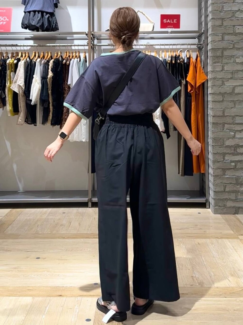 シルバー系のサンダル、ブラック系のその他パンツ、ブラック系のショルダーバッグを着用したレディースの夏コーディネートの3枚目の写真