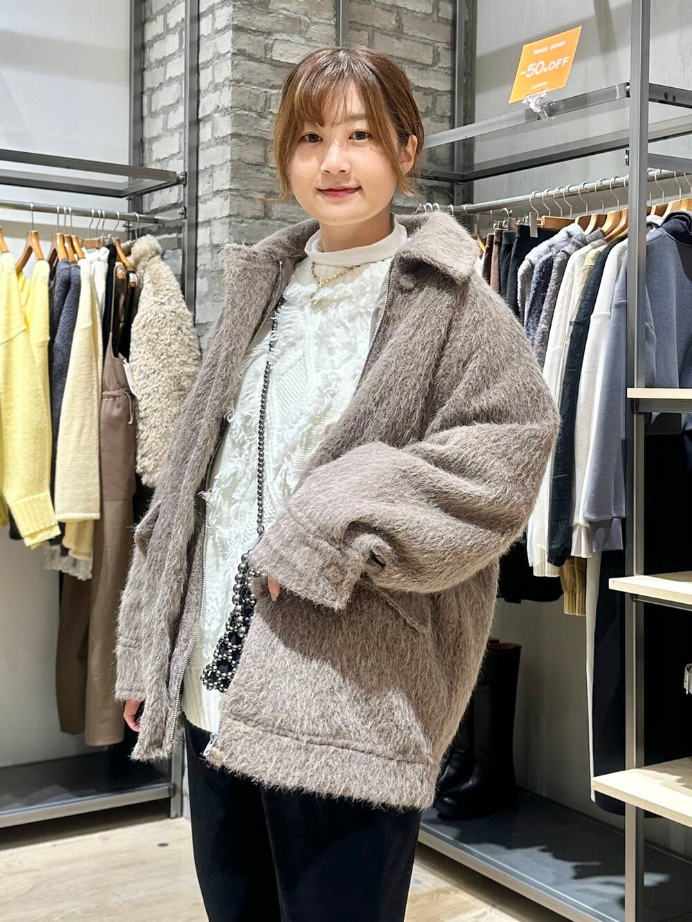 ホワイト系のTシャツ/カットソー、ブラック系のショルダーバッグ、ブラック系のその他パンツを着用したレディースの冬コーディネートの9枚目の写真