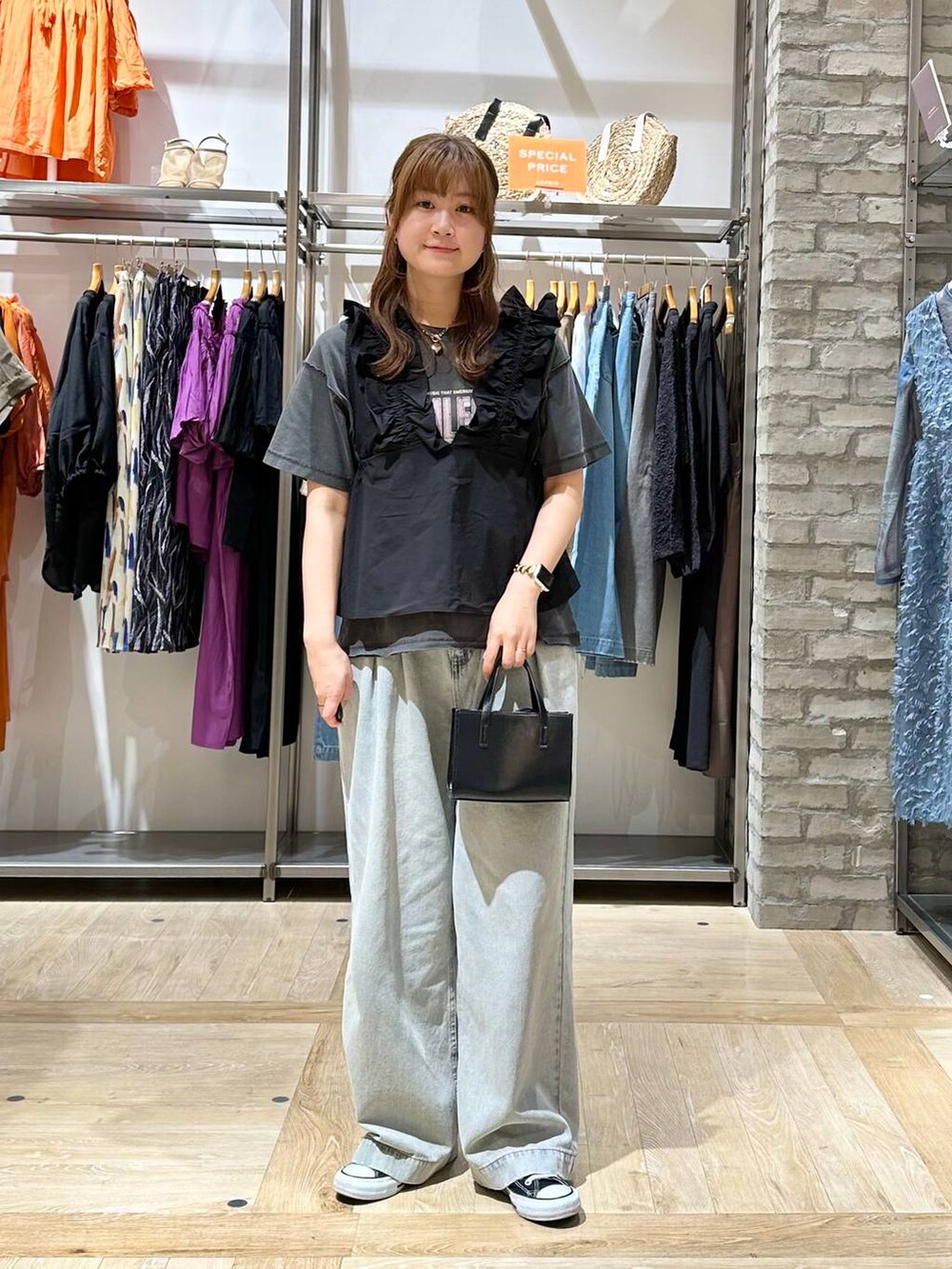 ブラック系のシャツ/ブラウス、ブルー系のデニムパンツ、ブラック系のTシャツ/カットソーを着用したレディースの春コーディネートの2枚目の写真